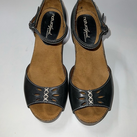 Natural Soul by Naturalizer. Size 9 wedges with accent stitching in tan. - Picture 3 of 4